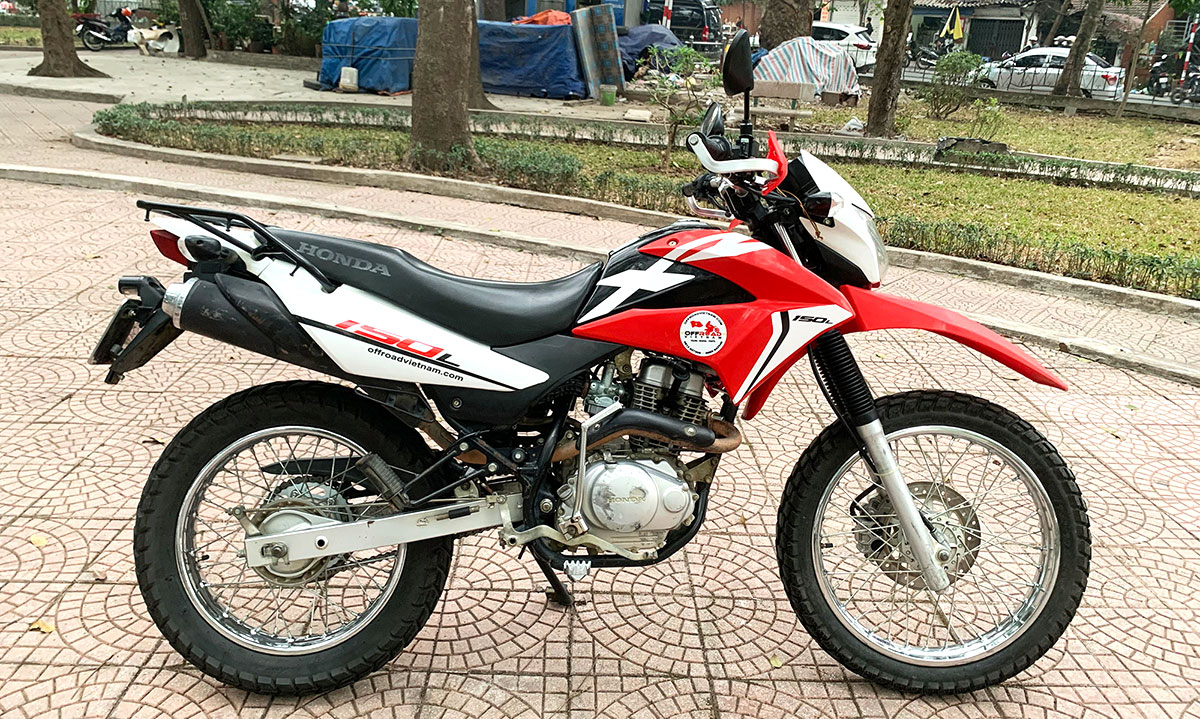 2016-2020 Honda XR150L 150cc used off-road motorbike for sale in Hanoi. Taken from right
