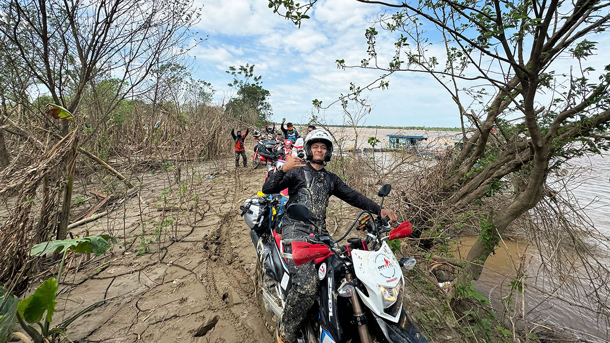 One Day Motorbike Tour Around Hanoi - Vietnam Motorbike Hanoi Rental. Riverside track.